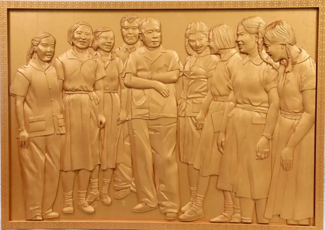 1630309323182753.jpg 木板刻《陳毅副總理來(lái)廠視察時(shí)與職工在一起》.jpg